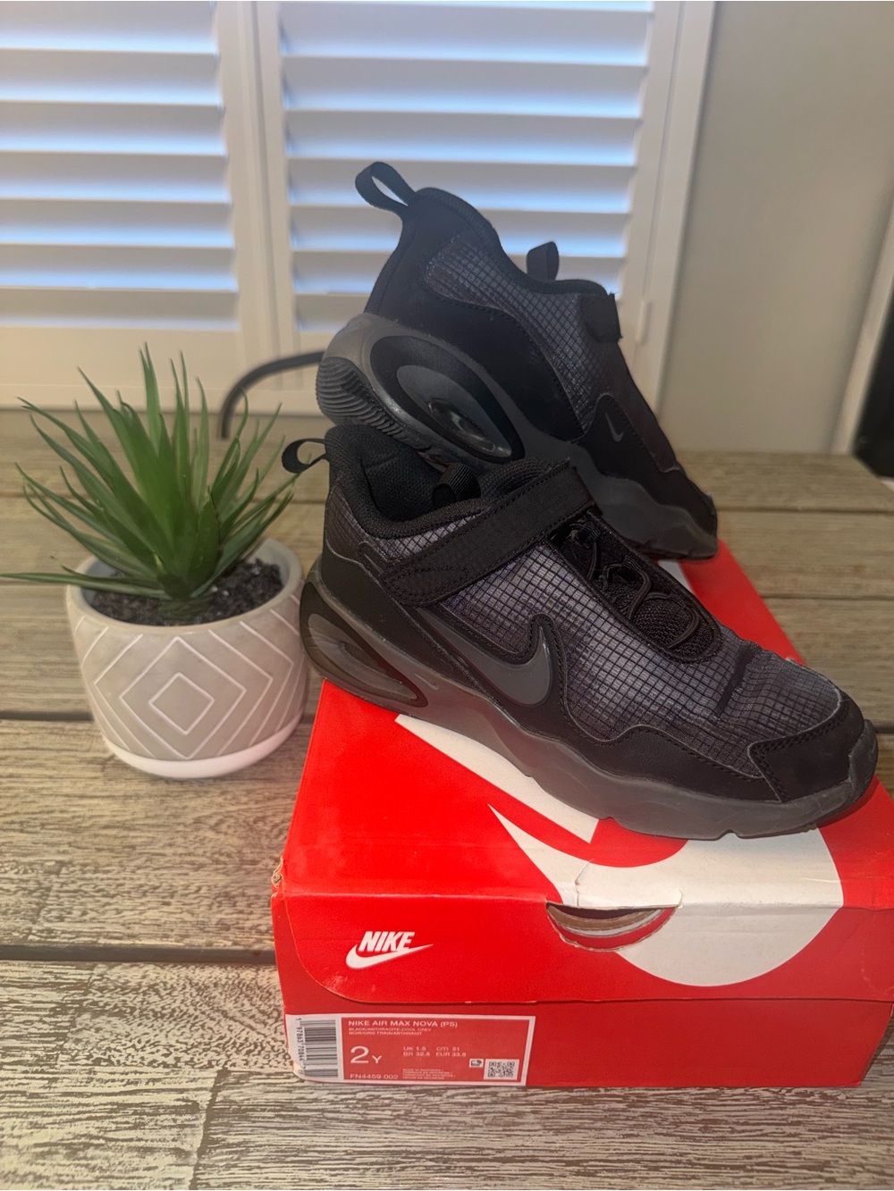 Boys Nike Air Max Nova, Velcro Sneakers Black/Gray, Sz 2
